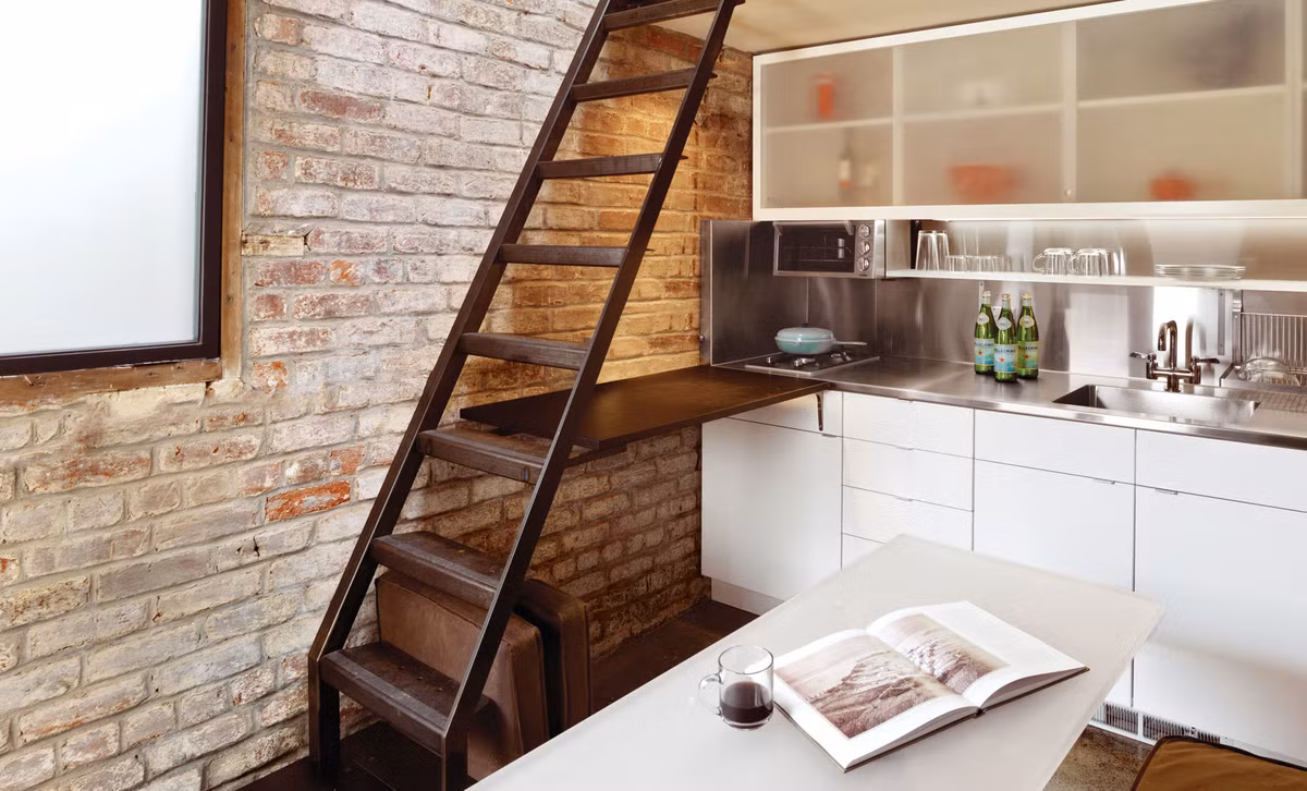 Bàn tiếp khách kết hợp bàn ăn tiện lợi.