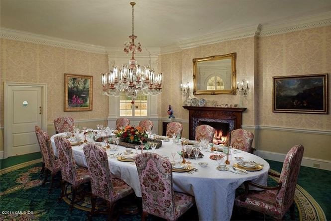 Phòng ăn được trang trí sang trọng.