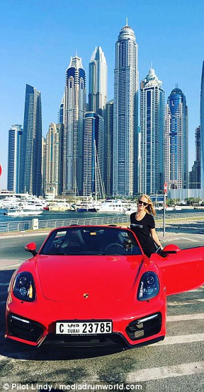 Lindy Mariëlle Kats và siêu xe ở đất nước xa hoa Dubai. Ảnh: Instagram.