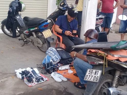 Có những "gian hàng" chỉ mấy bộ quần áo và vài cái dây sạc điện thoại.