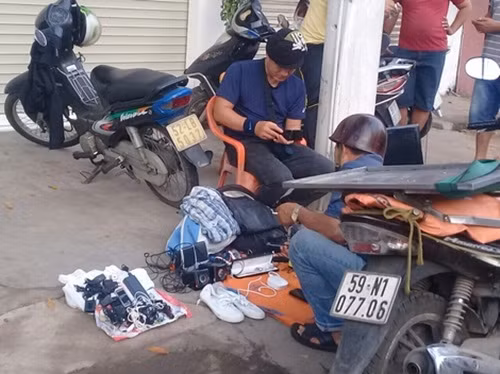 Có những "gian hàng" chỉ mấy bộ quần áo và vài cái dây sạc điện thoại.