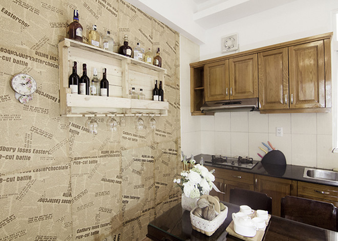 Kệ đựng rượu cũng bằng chất liệu gỗ mộc mạc.