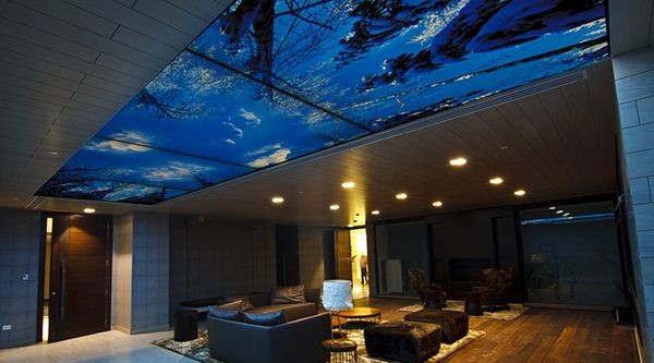 Trần xuyên sáng ngày càng được sử dụng phổ biến bởi có độ bền cao, tính thẩm mỹ và phù hợp với mọi loại công trình từ phòng khách, phòng ngủ, phòng bếp...Ảnh: Toanphat.