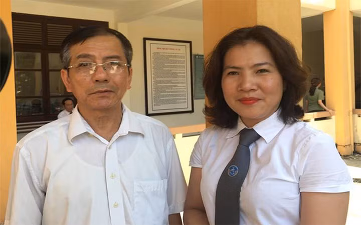 Sáng 24/5, xuất hiện thông tin luật sư Thiên Sơn chuẩn bị 9 phong bì đưa cho gia đình các nạn nhân khiến dư luận xôn xao. Trưa cùng ngày, luật sư Nguyễn Thị Đinh Hương (đại diện công ty Thiên Sơn) xác nhận và chia sẻ với báo chí về vụ việc: "Trên phong bì tôi ghi rõ là “gia đình Luật sư Đinh Hương phúng viếng". Đây là vấn đề cá nhân. Tôi chỉ nghĩ rằng đó là tấm lòng để thắp hương và được gia đình các nạn nhân ghi nhận. Ngoài ra, tôi không có động cơ gì khác". Trong ảnh là luật sư Hương và ông Đinh Văn Tính (bố của nạn nhân Đinh Thị Thu Hằng) tại phiên tòa.