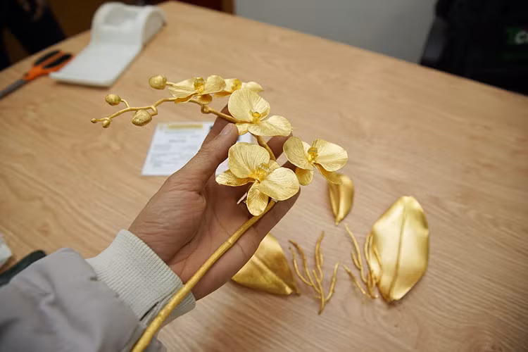 Ở phiên bản thứ 2, toàn bộ cành, lá, hoa, nụ được đúc từ vàng nguyên khối với tổng trọng lượng 20 lượng vàng. Ảnh: Golden Gift.