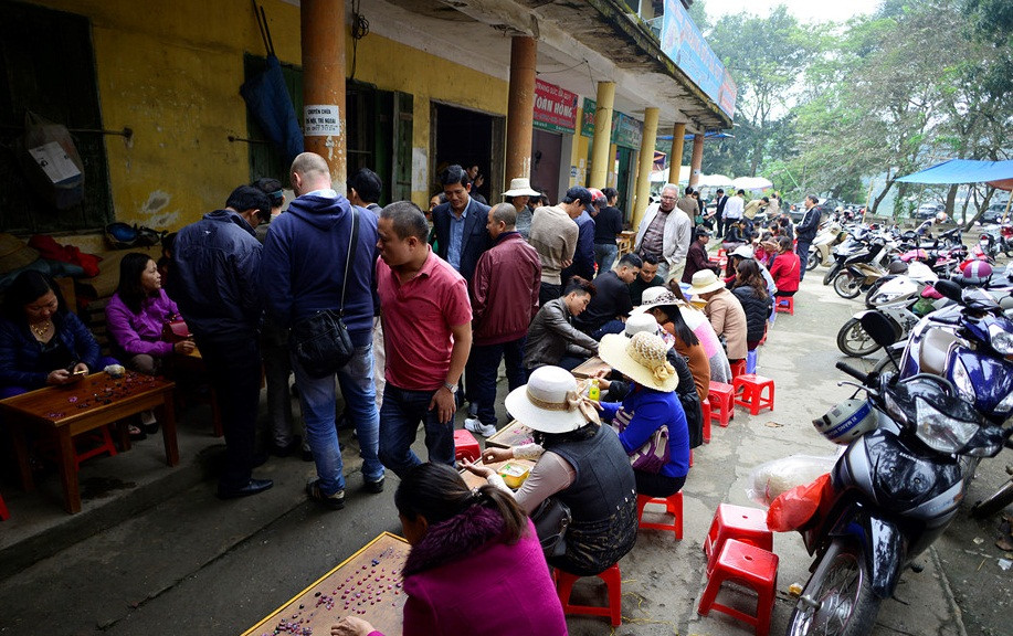 Chợ đá quý Lục Yên họp ở một góc hồ nước lung linh trung tâm thị trấn. Ảnh: Zing.