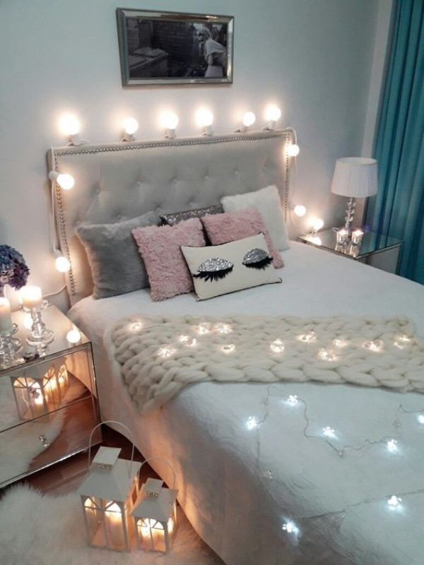 Bạn cũng có thể kết hợp đèn Led với đèn nến để tạo nên không gian thoảng nhẹ mùi hương và ánh sáng dịu dàng.