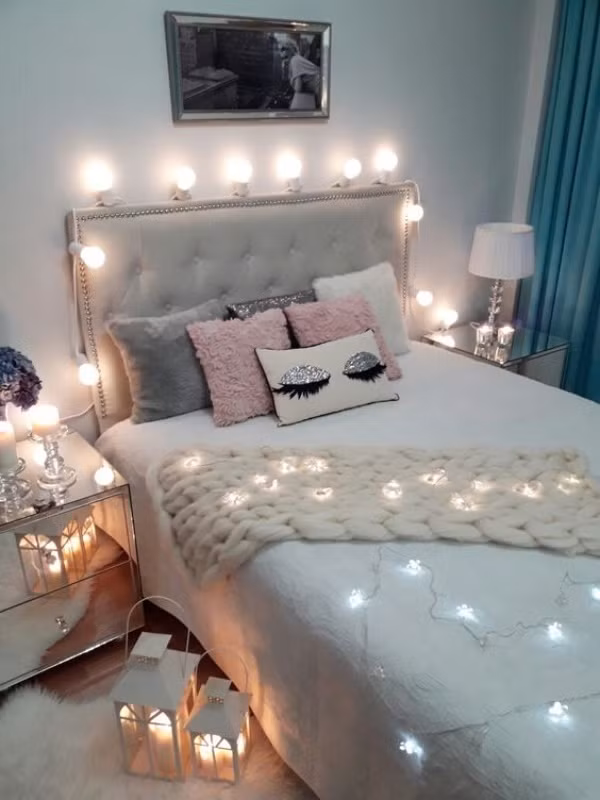 Bạn cũng có thể kết hợp đèn Led với đèn nến để tạo nên không gian thoảng nhẹ mùi hương và ánh sáng dịu dàng.