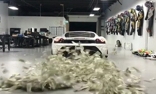 Chứng kiến cảnh tiền bay khắp nơi khiến các cậu ấm cô chiêu thích thú.