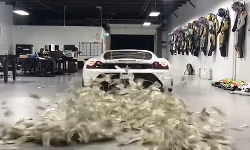 Chứng kiến cảnh tiền bay khắp nơi khiến các cậu ấm cô chiêu thích thú.