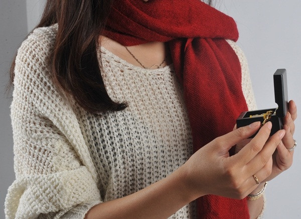 Lãng mạn và phá cách, hộp nhạc gỗ quay tay sẽ là một lựa chọn thú vị trong ngày 8/3 cho bạn gái bạn là người yêu âm nhạc. Ảnh: Quatang.