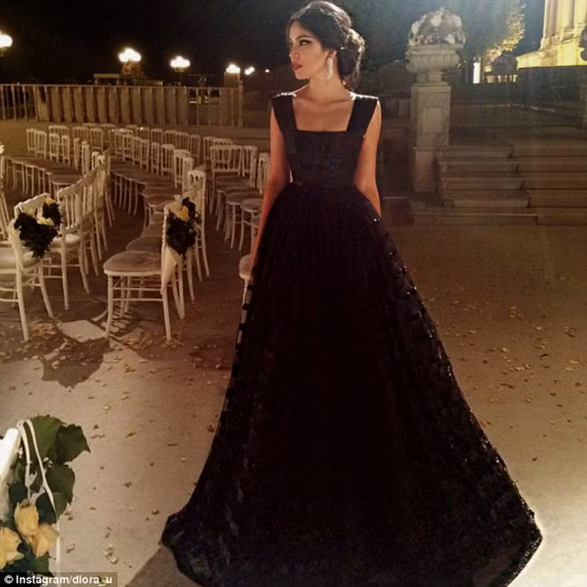 Đây cũng là nơi công chúa Uzbekistan đăng hình ảnh bản thân mặc những bộ dạ hội tuyệt đẹp cùng ảnh của con gái mình.