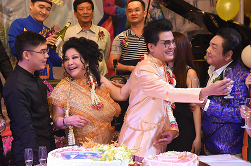 Bà Thúy Nga rất thích sưu tầm những bộ veston đặc biệt tặng cho Thanh Bạch. Nếu không biết, cứ tưởng hoa hoè hoa sói, nhưng thật ra đó là hàng hiệu chính hãng rất hợp với sân khấu, quay phim... mà Thanh Bạch thì đi thu hình liên tục nên rất thích những “sản phẩm” kỳ công của bà xã tặng.