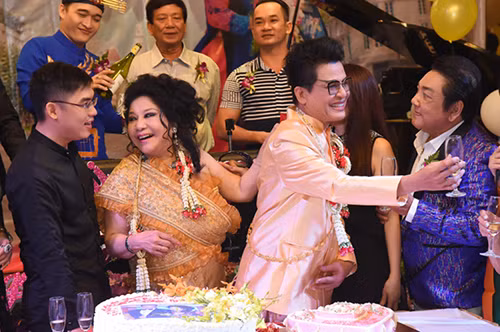 Bà Thúy Nga rất thích sưu tầm những bộ veston đặc biệt tặng cho Thanh Bạch. Nếu không biết, cứ tưởng hoa hoè hoa sói, nhưng thật ra đó là hàng hiệu chính hãng rất hợp với sân khấu, quay phim... mà Thanh Bạch thì đi thu hình liên tục nên rất thích những “sản phẩm” kỳ công của bà xã tặng.