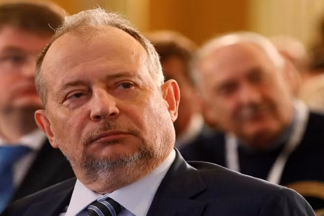 Với nguồn lợi nhuận từ buôn bán, tỷ phú Vladimir Lisin mua cổ phần kiểm soát trong Novolipetsk Steel PJSC từ thị trường thứ cấp và trở thành Chủ tịch công ty. Ảnh: The Financial Express.