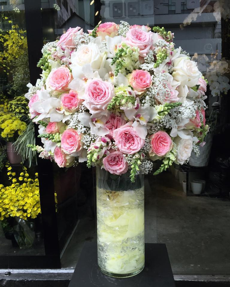 Bó hoa đắt đỏ này gồm toàn các loại hoa tươi, được nhập từ Nhật Bản, như hoa hồng, hoa mao lương, hoa cát tường,…Ảnh: Vietnamnet.