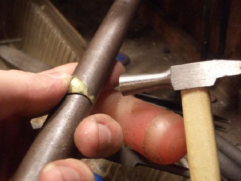 Để chỉnh độ tròn của nhẫn, người thợ sử dụng chiếc búa nhỏ.