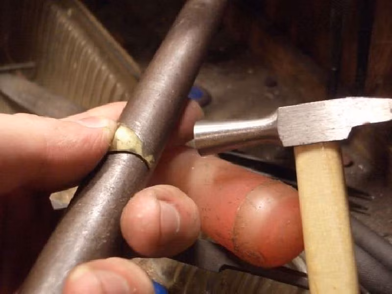 Để chỉnh độ tròn của nhẫn, người thợ sử dụng chiếc búa nhỏ.