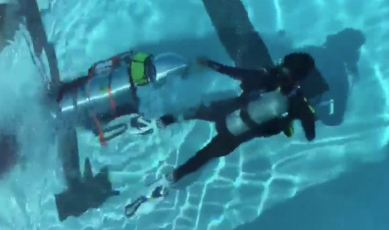 Do trọng lượng nhẹ nên hai thợ lặn có thể di chuyển tàu ngầm và đủ nhỏ để vượt qua những khoảng trống hẹp trong hang động ở Thái Lan. Ảnh: Pedestrian TV.