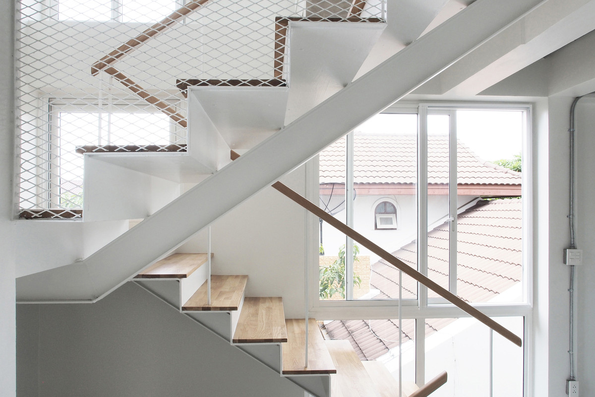 Cầu thang lan can kính trong suốt.