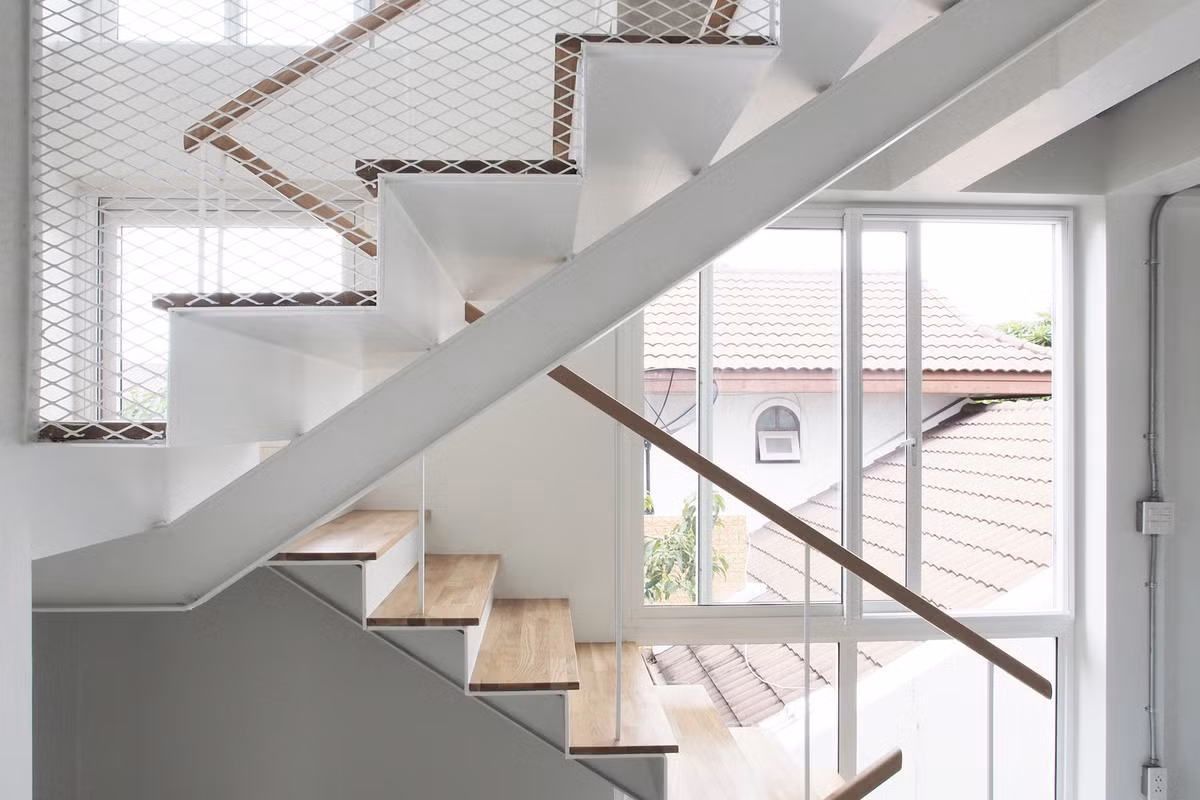 Cầu thang lan can kính trong suốt.