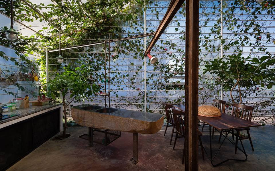 Bếp nấu và bàn ăn thiết kế mở, kết nối với thiên nhiên.