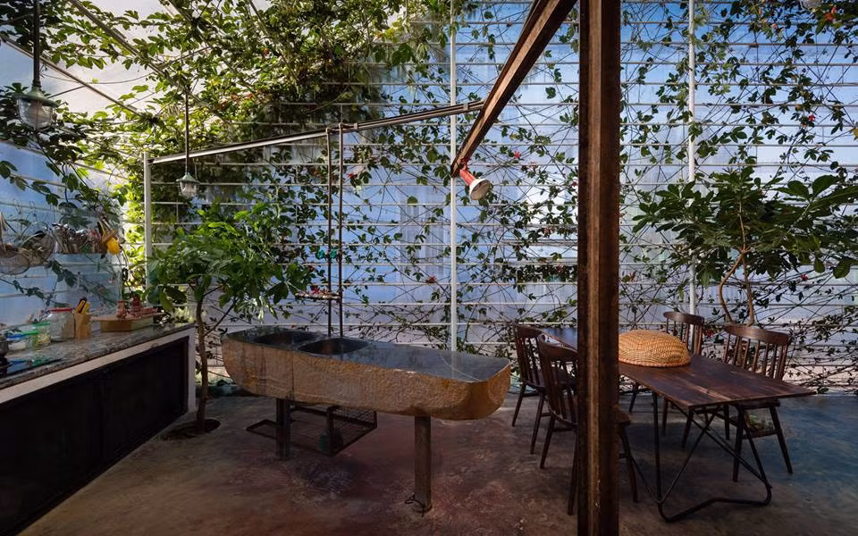 Bếp nấu và bàn ăn thiết kế mở, kết nối với thiên nhiên.