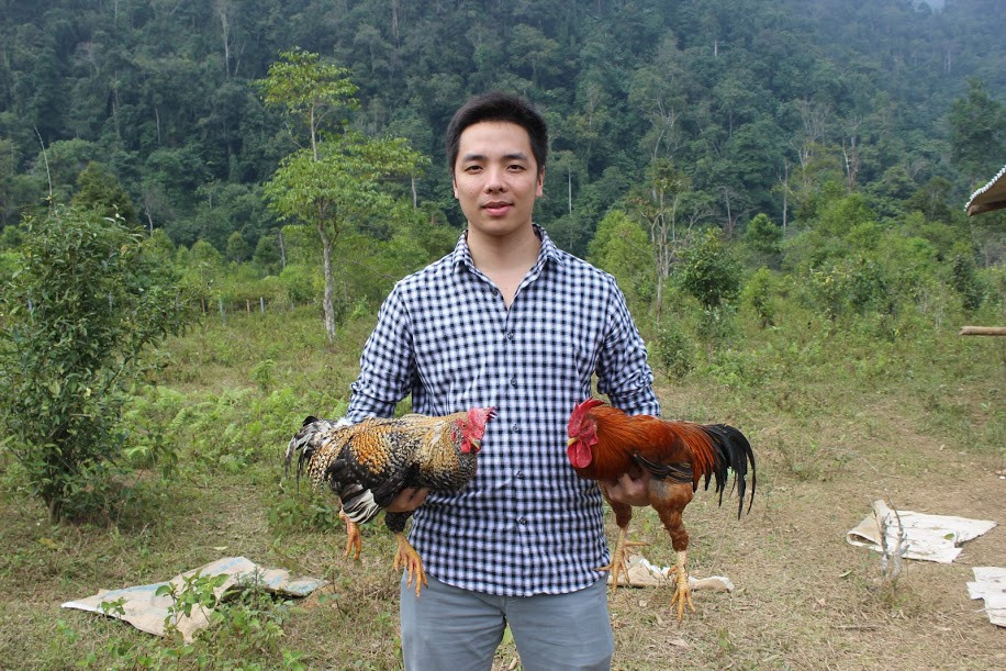 Sinh năm 1989, chân chàng trai trẻ Nguyễn Đắc Tùng sở hữu một trang trại gà chín cựa với số lượng hàng trăm con có giá trị kinh tế cao tại huyện Tân Xuân (Phú Thọ). Ảnh: Hanoitv.