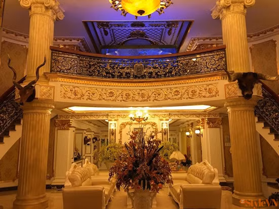 Bên trong nội thất được dát vàng. Mỗi chi tiết đều được chạm trồ kỳ công. Ảnh: Vietnamnet.