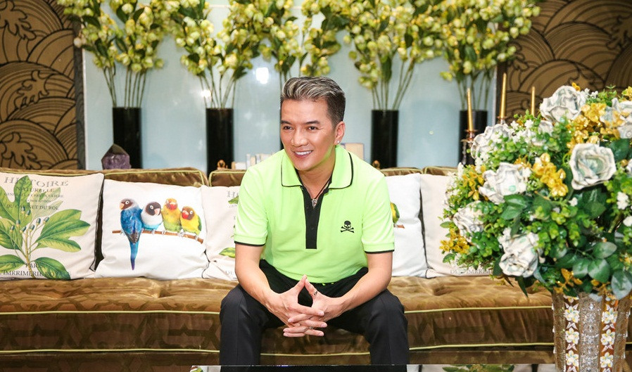 Căn biệt thự của Đàm Vĩnh Hưng nằm ở cư xá Bắc Hải, quận 10, TP HCM nổi bật với vẻ lộng lẫy và xa xỉ. Ảnh: Zing.