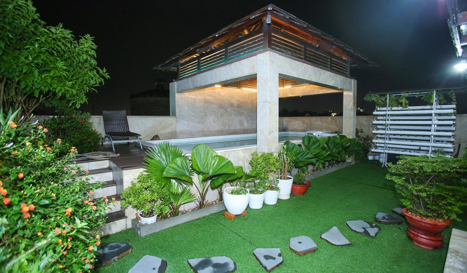 Sân thượng được thiết kế hồ bơi và trang trí nhiều tiểu cảnh, cây xanh tạo không khí mát mẻ. Ảnh: Zing.