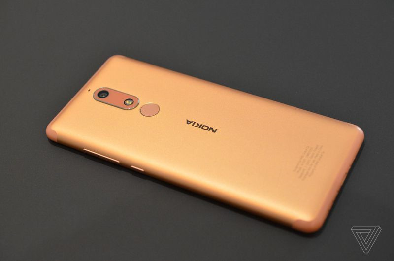 Tùy chọn dung lượng lưu trữ bao gồm các phiên bản 16 và 32 GB, có thể mở rộng bằng khe cắm thẻ nhớ microSD tối đa 128 GB.