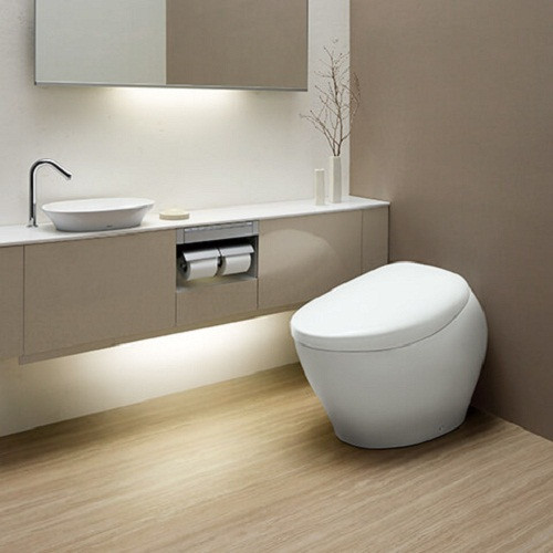 Do diện tích chật hẹp nên nhà tắm ngày càng thiên về các thiết bị vệ sinh nhiều chức năng như chậu rửa mặt có cả từng khay chứa đồ, chậu rửa có nơi bỏ rác...Ảnh: Noithatphongtam.