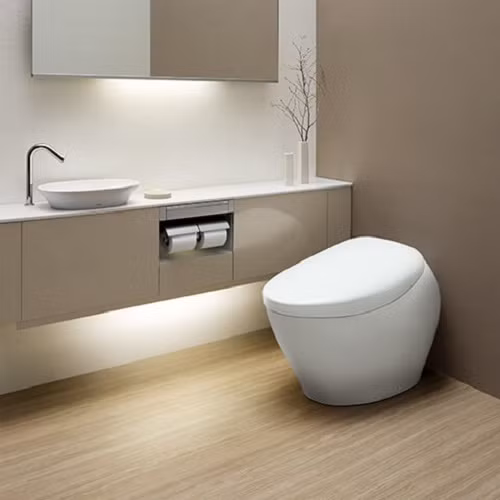 Do diện tích chật hẹp nên nhà tắm ngày càng thiên về các thiết bị vệ sinh nhiều chức năng như chậu rửa mặt có cả từng khay chứa đồ, chậu rửa có nơi bỏ rác...Ảnh: Noithatphongtam.