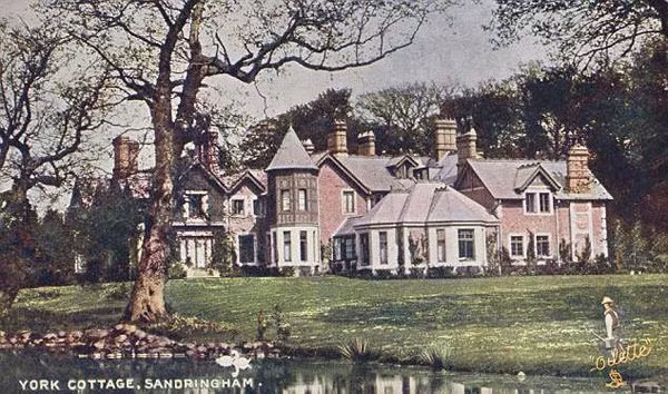 Phía sau lâu đài cổ kính.