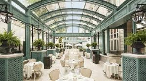 Khách sạn Ritz Paris được xây từ thế kỷ 18 với 159 phòng trong đó có 56 dãy phòng và 6 dãy phòng sang trọng. Giá nghỉ mỗi đêm tại đây trung bình 1.200 USD.