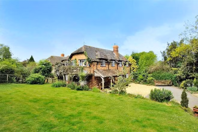 Căn nhà nhỏ đẹp mộng mơ giữa thảm cỏ xanh mướt. Nguồn ảnh: Countryliving.