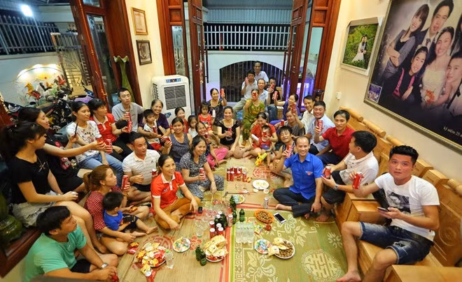 Phòng khách rộng rãi, là nơi thường xuyên đón dân làng tập trung để xem các trận thi đấu của đội tuyển Olympic Việt Nam. Ảnh: Zing.