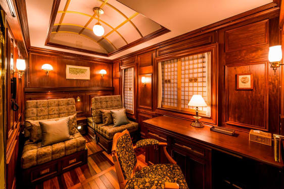 Những chiếc ghế gỗ được thiết kế thoải mái và xịn nhất.