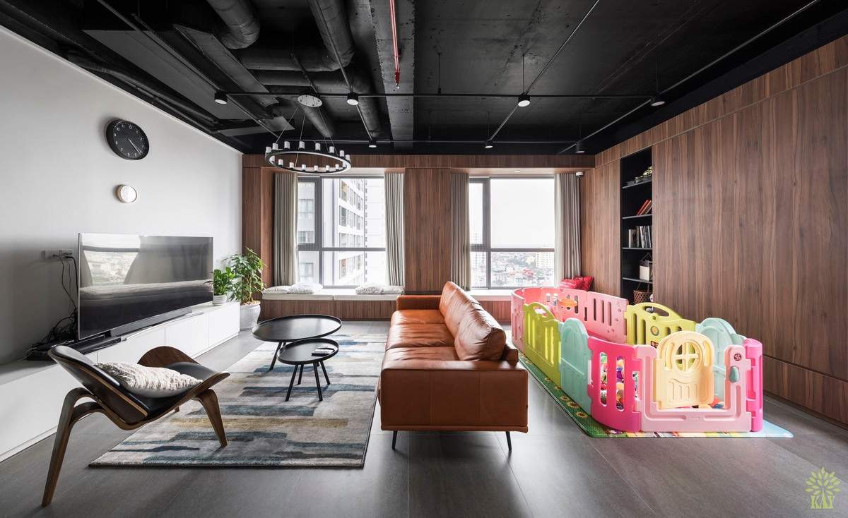 Để phong cách công nghiệp gần gũi với trẻ em, nhóm thiết kế Kay Architecture đã dành một nửa diện tích phòng khách cho không gian vui chơi trẻ em.