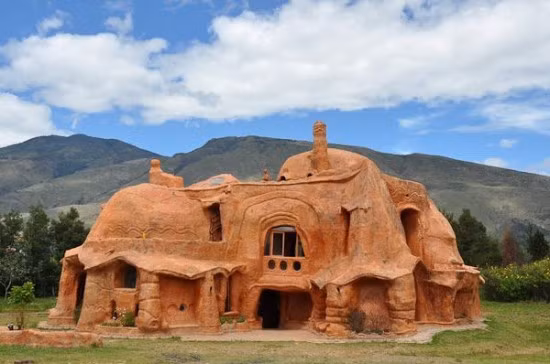 Ngôi nhà đất có tên gọi Casa Terracotta hay Casa Barro, được xây hoàn toàn bằng đất sét và nung dưới ánh nắng mặt trời.