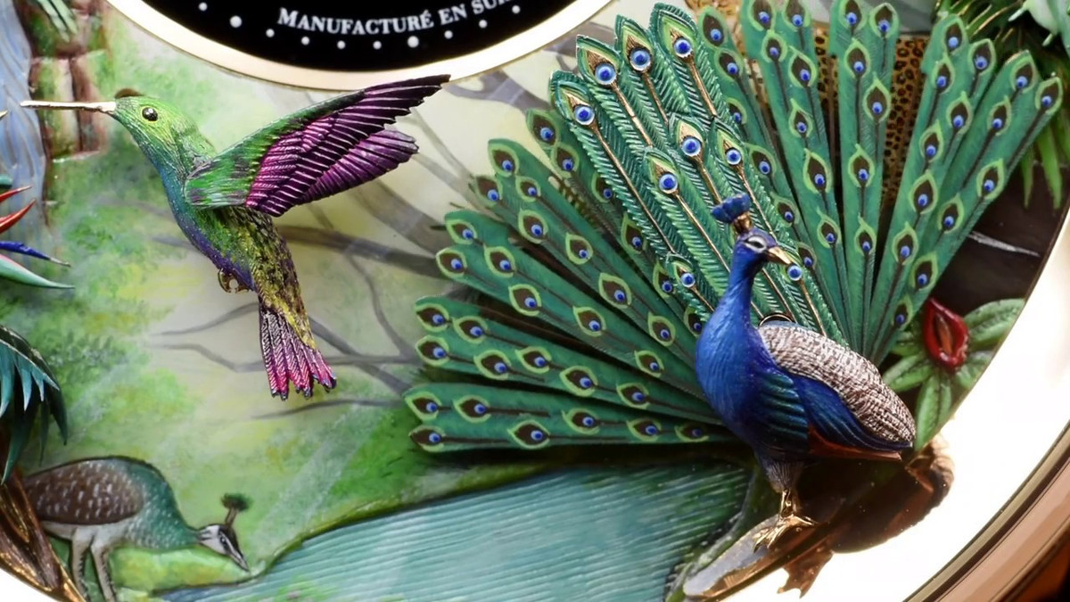 Bên phải nổi bật với hình ảnh một chú chim công trong bộ lông vũ xanh thẳm đang xoè đuôi sặc sỡ. Ảnh: Luxury Trump.