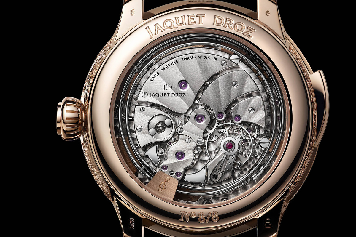 Mặt lưng của đồng hồ siêu sang này là một tấm Sapphire trong suốt, cho phép người đeo thấy toàn bộ những chuyển động cơ học phức tạp. Ảnh: Monochrome Watches.