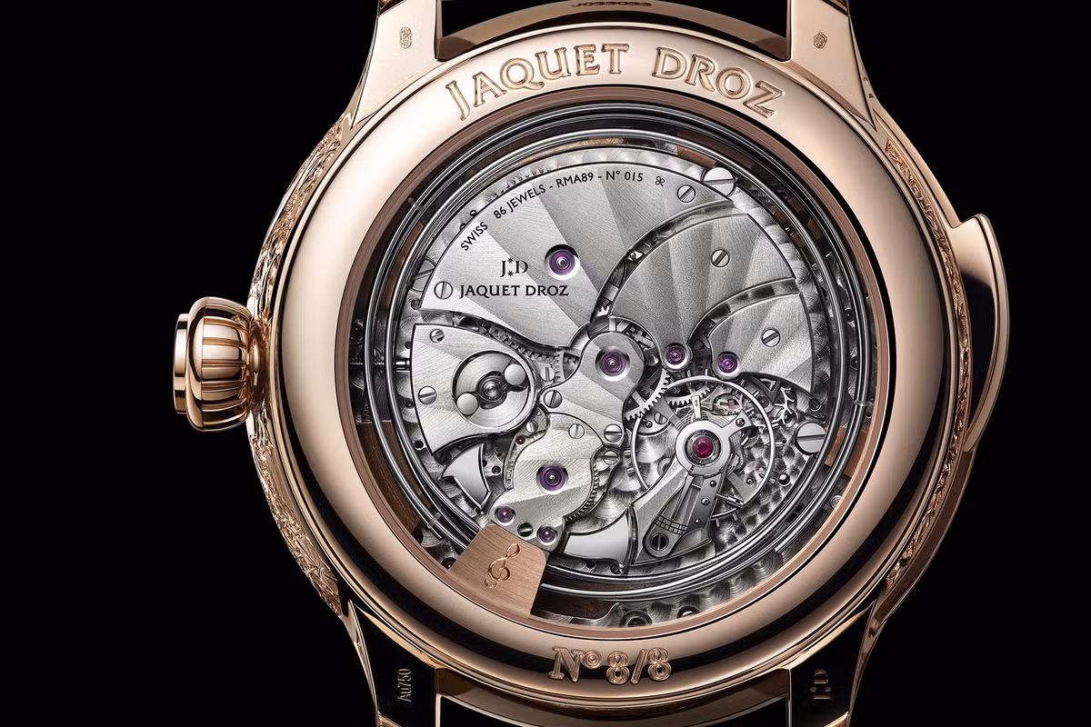 Mặt lưng của đồng hồ siêu sang này là một tấm Sapphire trong suốt, cho phép người đeo thấy toàn bộ những chuyển động cơ học phức tạp. Ảnh: Monochrome Watches.