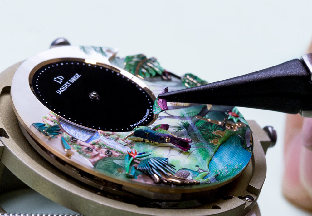 Trung tâm của mặt trước là một chú chim ruồi được chạm khắc bằng tay với màu sắc sống động. Ảnh: aBlogtoWatch.