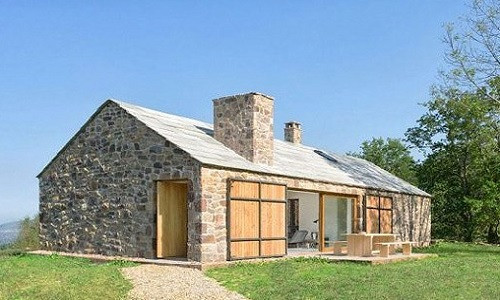 Ở những khu vực này, ngôi nhà đóng vai trò là nơi ở cũng như là trang trại để phục vụ mục đích chăn nuôi, trồng trọt.