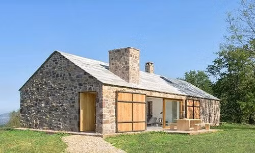 Ở những khu vực này, ngôi nhà đóng vai trò là nơi ở cũng như là trang trại để phục vụ mục đích chăn nuôi, trồng trọt.