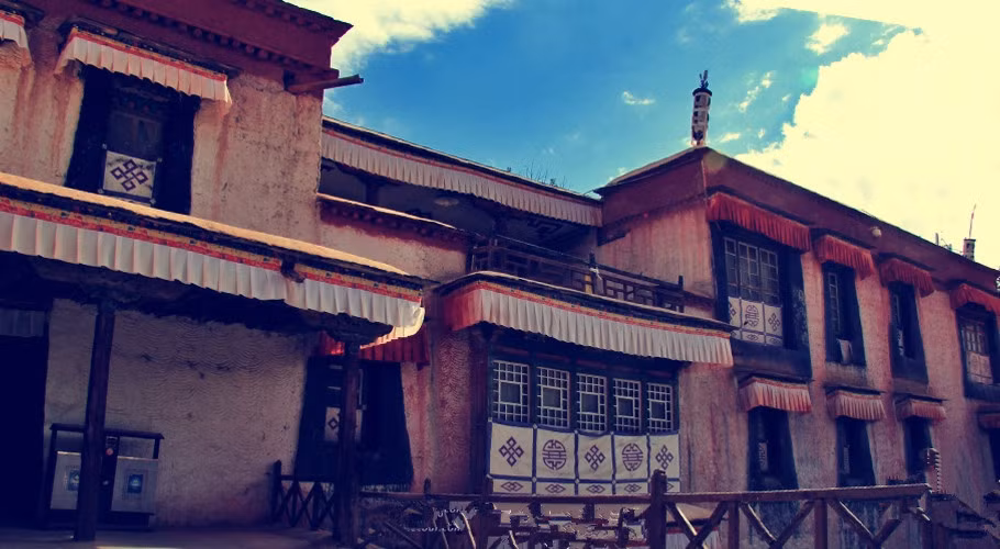 Khu biệt thự Para vốn được xây dựng tại làng Giang Tư. Năm 1904, quân đội Anh đã đốt lửa để phá hủy nơi này.