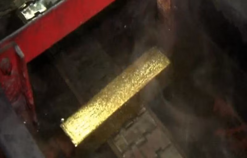 Lấy khỏi khuôn, vàng được ngâm vào nước lạnh để làm nguội nhanh. Ảnh: CNBC.