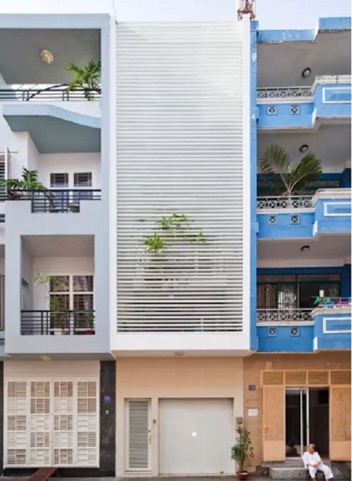 Nằm tại TP HCM, ngôi nhà ống với mặt tiền độc đáo này là công trình thiết kế của nhóm kiến trúc sư Song Phat Construction.